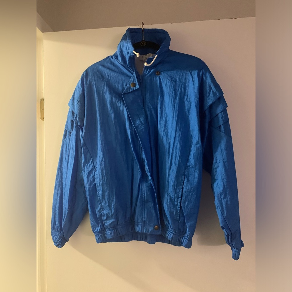 Women’s blue retro windbreaker.